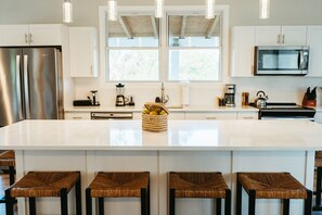 Frigorifero, microonde, forno, piano cottura