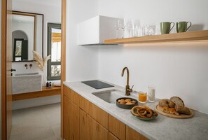 ثلاجة، ماكينة لصنع القهوة/الشاي، غلّاية كهربائية، محمصة خبز