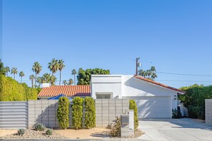 Exterior - Royal Escape – Private Pool Retreat in Movie Colony (Palm Springs)