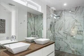Douche, séchoir à cheveux, serviettes fournies