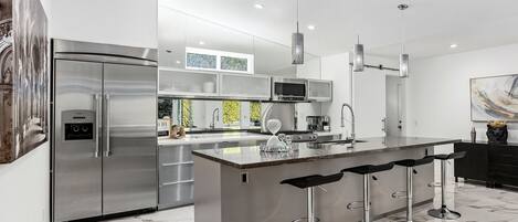 Réfrigérateur, micro-ondes, four, plaque de cuisson