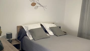 2 habitaciones, cuna de viaje, wifi gratis y ropa de cama