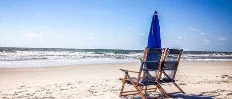 Nära stranden och solstolar