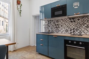 Jääkaappi, mikroaaltouuni, uuni, liesi