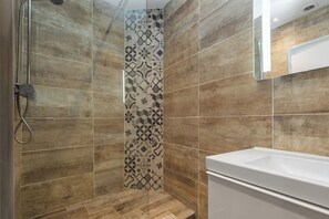 Shower, hair dryer, towels, soap - Bright T2 with view of Saint-Pierre cathedral ★★★★★ (Montpellier)