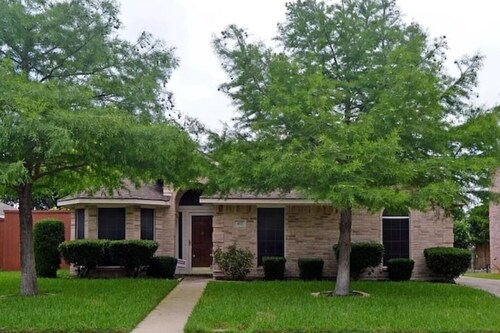 Family Home w/ Fire Pit & Grill  - Near Joe Pool Lake & AT&T Stadium