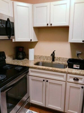 Kjøleskap, mikrobølgeovn, ovn og kjøkkenutstyr