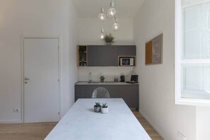 Kühlschrank, Mikrowelle, Herdplatte, Geschirrspüler