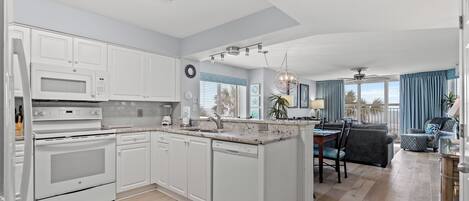 Refrigerador, microondas, horno, placa de cocina