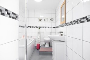 Talo | Kylpyhuone | Hiustenkuivaaja, saippua