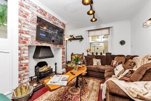 House | Living area | TV - 6 Bedroom City Centre Townhouse (Canterbury)