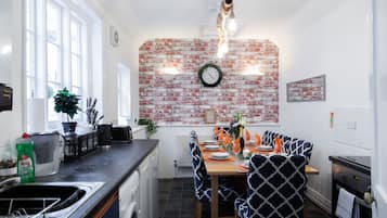 Casa | Cocina privada | Tetera eléctrica y comedor