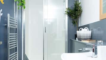 House | Bilik Mandi | Pengering rambut, sabun