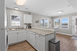 Kjøleskap, mikrobølgeovn, ovn og kokeplater