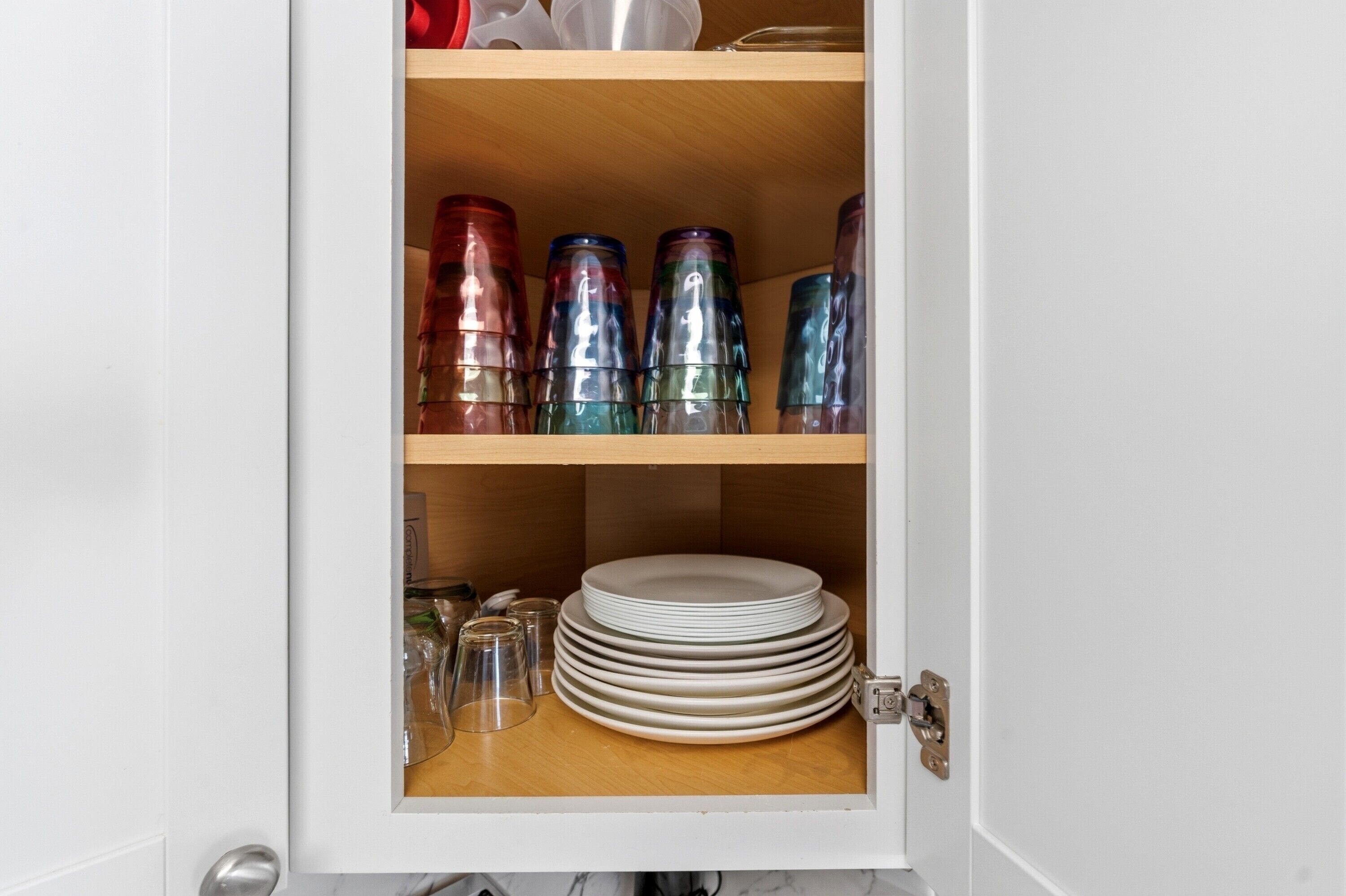 Ein Schrank mit Gläsern und Geschirr.