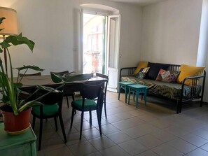 Apartamento, várias camas | Área de estar