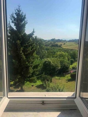 아파트, 침대(여러 개) | 정원