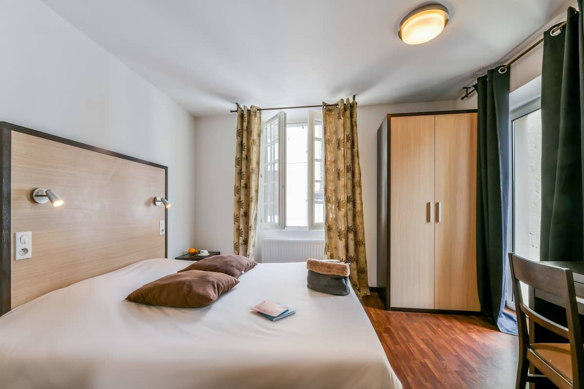 Comfort Double Room | Desk, soundproofing, free WiFi, bed sheets