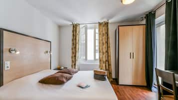 Escritorio, sistema de insonorización, wifi gratis y ropa de cama