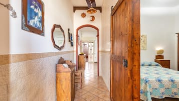 1 makuuhuone, silitysrauta/-lauta