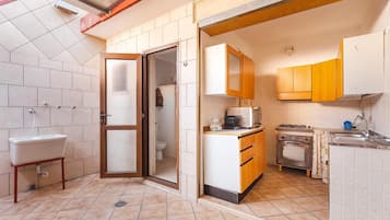 Mikroaaltouuni, uuni, liesi, keittoastiat/astiat/ruokailuvälineet