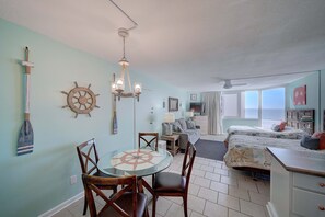 Tabla de planchar con plancha, wifi gratis y ropa de cama 