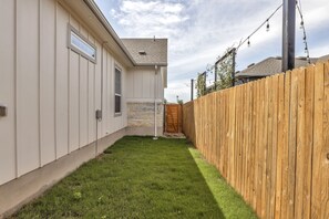 Property grounds - Cozy Secluded Studio With Full-Kitchen, Washer And Dryer - The Works! (Austin)