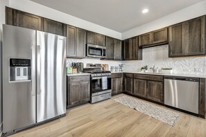 Großer Kühlschrank, Mikrowelle, Ofen, Herdplatte