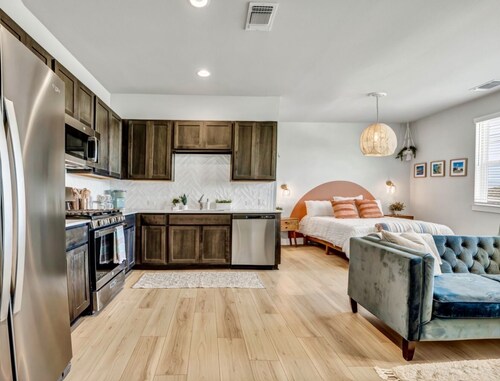 Cozy Secluded Studio With Full-Kitchen, Washer And Dryer - The Works!