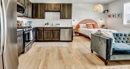 Cozy Secluded Studio With Full-Kitchen, Washer And Dryer - The Works!