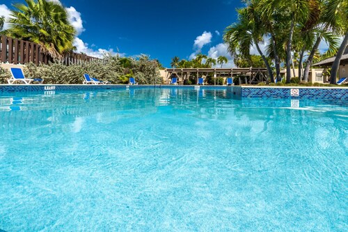 WOW!! Gorgeous & well-appointed 4BR- Walk to the beach & to Coral World!!