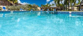 WOW!! Gorgeous & well-appointed 4BR- Walk to the beach & to Coral World!!