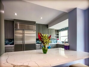Réfrigérateur, four à micro-ondes, un four, surface de cuisson