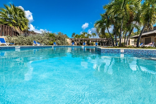 WOW!! Gorgeous & well-appointed 4BR- Walk to the beach & to Coral World!!