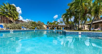 WOW!! Gorgeous & well-appointed 4BR- Walk to the beach & to Coral World!!