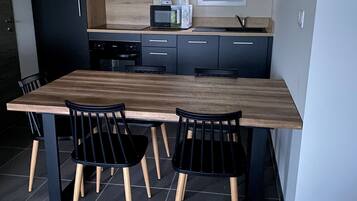 雪櫃、微波爐、焗爐、爐具