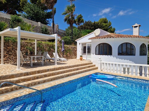 Newly renovated villa with private pool within walking distance of the sea