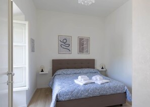 3 chambres, coffres-forts dans les chambres, fer et planche à repasser