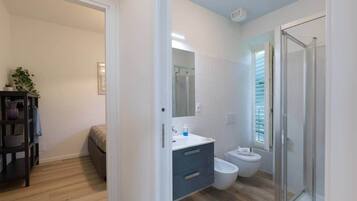 Dusche, Haartrockner, Bidet, HandtĂŒcher