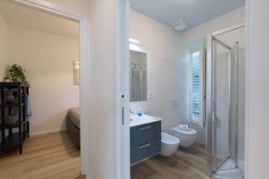 Douche, sèche-cheveux, bidet, serviettes fournies