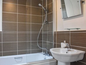 Une salle de bain moderne avec une baignoire, un lavabo et une douche.