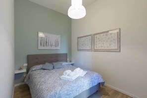 1 chambre, coffre-fort, fer et planche à repasser