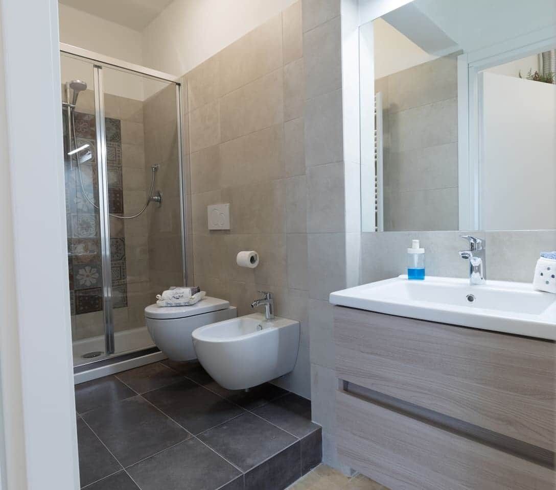 Dusche, Haartrockner, Bidet, Handtücher