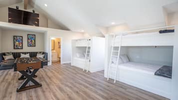 6 habitaciones, escritorio y tabla de planchar con plancha