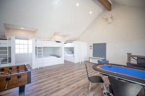 6 bedrooms, desk, iron/ironing board, travel cot