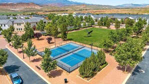 Zona residencial amb piscina, cases i muntanyes al fons.