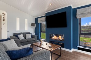 Smart TV, fireplace