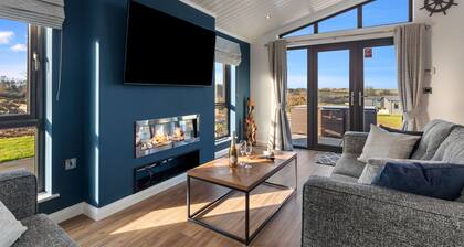 Hiraeth - Luxury Lodge, Hot Tub, Close to Beach