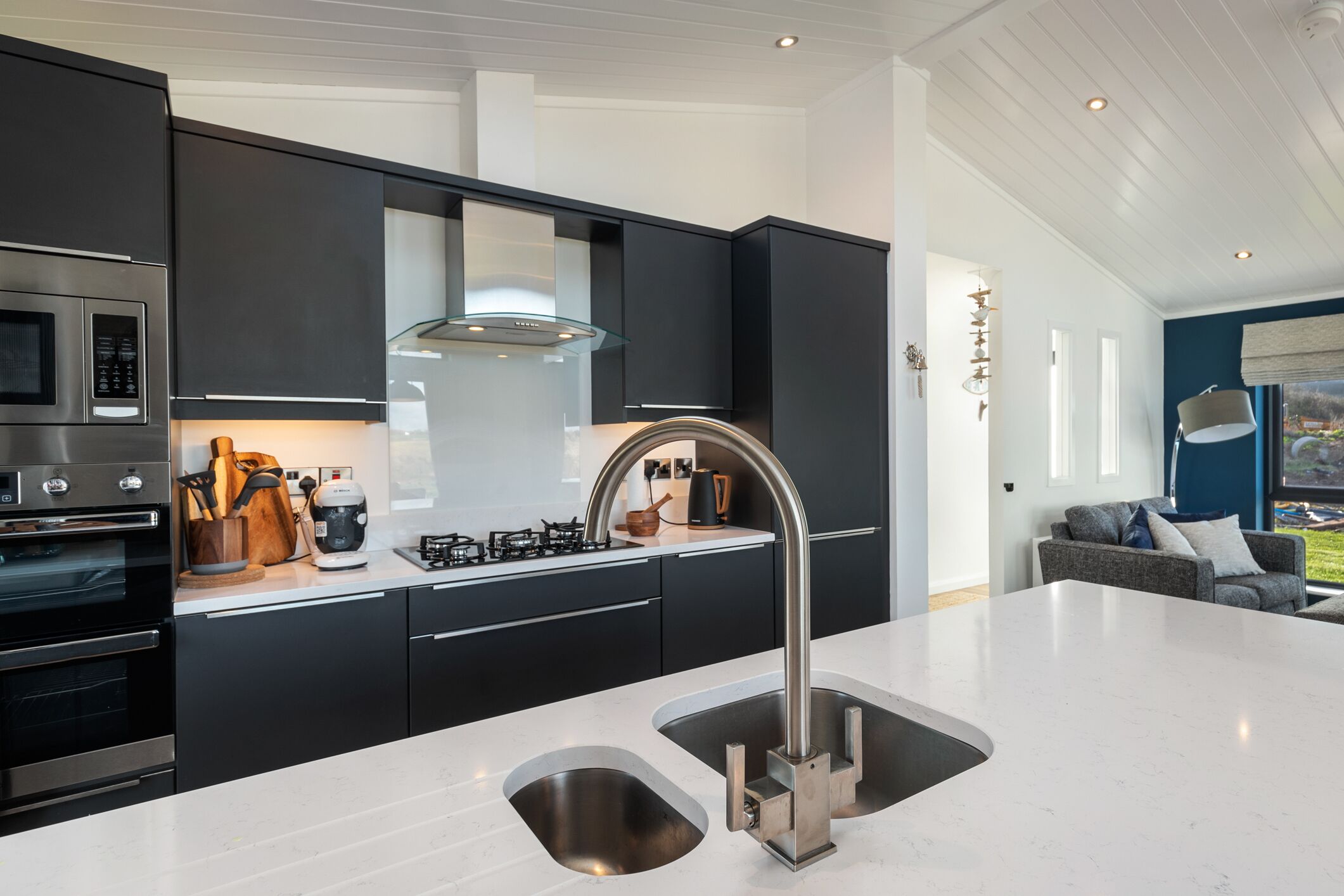 Kjøleskap, mikrobølgeovn, oppvaskmaskin og brødrister