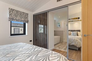 2 bedrooms, iron/ironing board, free WiFi, bed sheets - Hiraeth - Luxury Lodge, Hot Tub, Close to Beach (Penally)